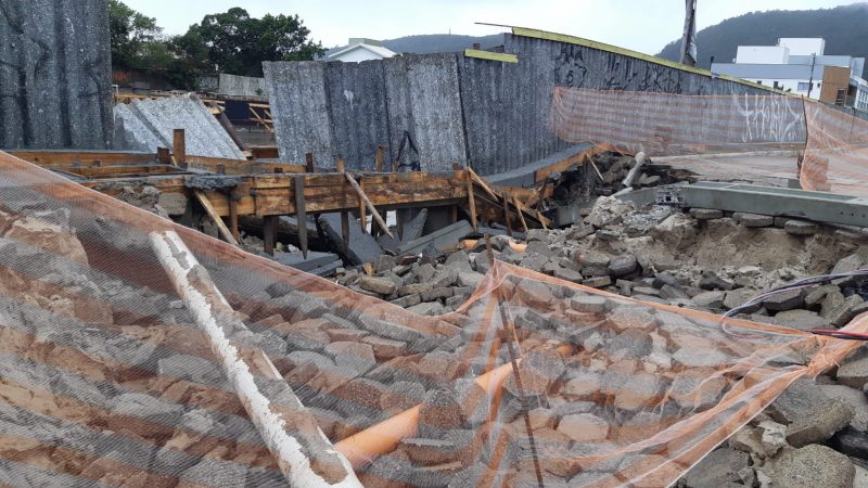 Moradores afirmam que grande volume de chuva causou erosão e abriu a cratera em obra de estacionamento, na Barra da Lagoa