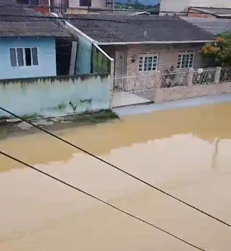 Casas amanhecem cobertas de &aacute;gua em Itaja&iacute; – Foto: Reprodu&ccedil;&atilde;o/ND