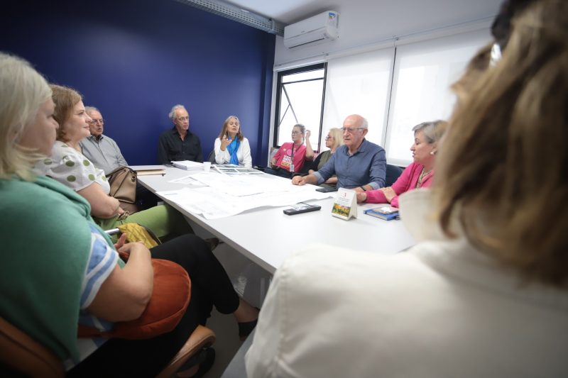 Al&eacute;m de percorrerem locais importantes da passagem de Saint-Exup&eacute;ry, descendentes do franc&ecirc;s tiveram a miss&atilde;o de encorajar a restaura&ccedil;&atilde;o do Casar&atilde;o Aeropostale – Foto: Divulga&ccedil;&atilde;o/ND