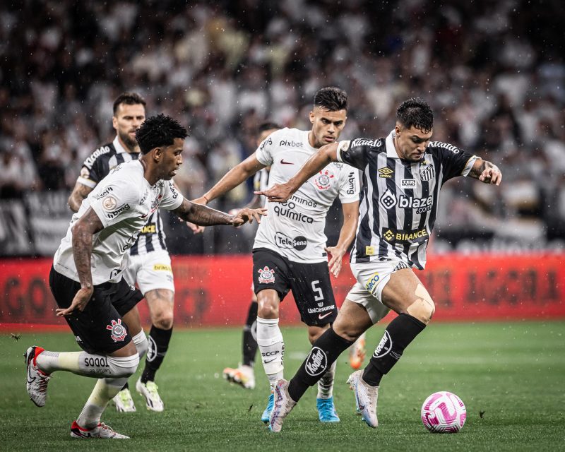 Atacante Marcos Leonardo, do Santos, é perseguido pelo zagueiro Gil, do Corinthians