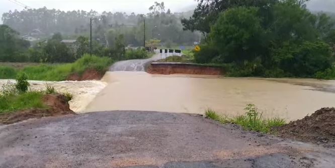 SC-477 é interditada em SC após trecho ser completamente tomado pela água da chuva - Reprodução/ND