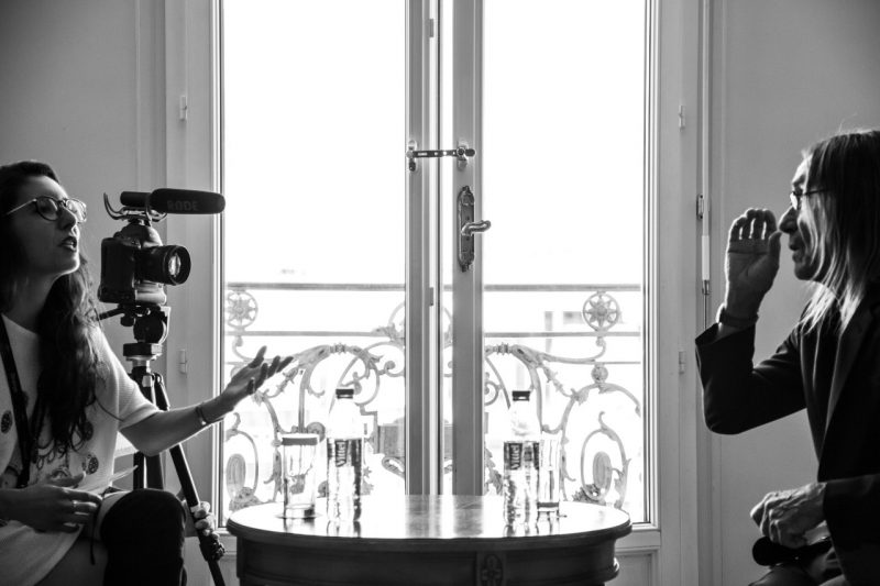 Diretora catarinense Mariana Thom&eacute; entrevista o cantor e roqueiro Iggy Pop para o document&aacute;rio “Jonathan Shaw: Tatuagem Vira Arte”, que estreia no Festival do Rio – Foto: Divulga&ccedil;&atilde;o