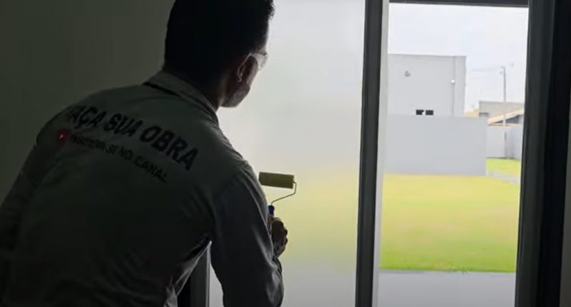 Pedreiro mostra produto utilizado para fazer cortina líquida