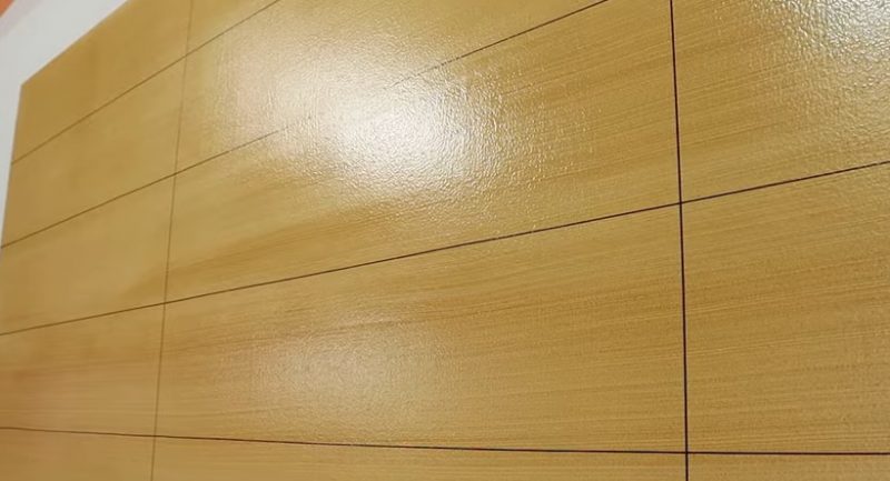 Pedreiro usa a criativa e cria azulejo caseiro 