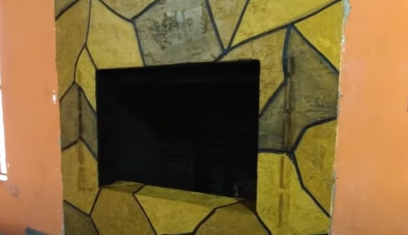 Pedreiro mostra como decorar parede com item simples 