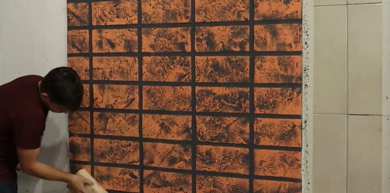 Pedreiro criativo ensina a embelezar parede com ajuda de fita e papel