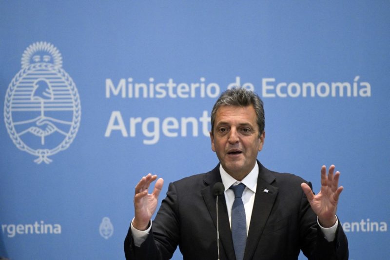 Sergio Massa, candidato a presidência da Argentina discursando em frente a um microfone. Ao fundo um painel com a insígnia do Ministério da Economia Argentina