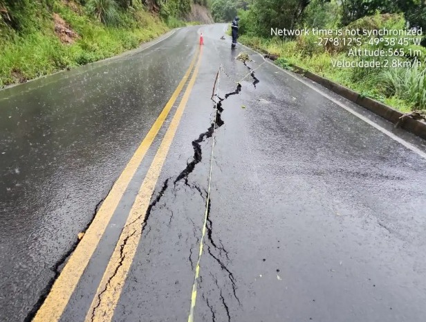 Estrada da Serra do Tucano, em Rio do Sul, com rachaduras causadas pelas fortes chuvas