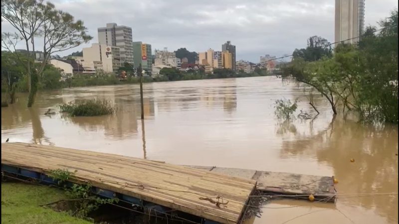 Rio está baixando de forma contínua e Blumenau deixou situação de alerta máximo no início da manhã desta terça (10) - Foto: Moisés Stuker/NDTV