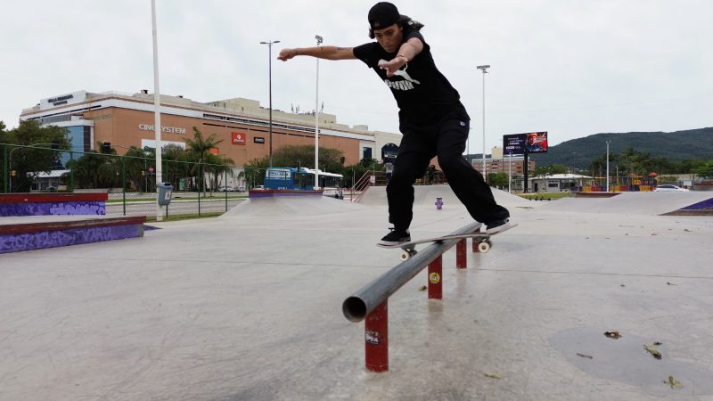 Na Trindade, pista rec&eacute;m-reformada &eacute; uma das maiores pista de skate street de Santa Catarina – Imagem: Reprodu&ccedil;&atilde;o NDTV/Record TV