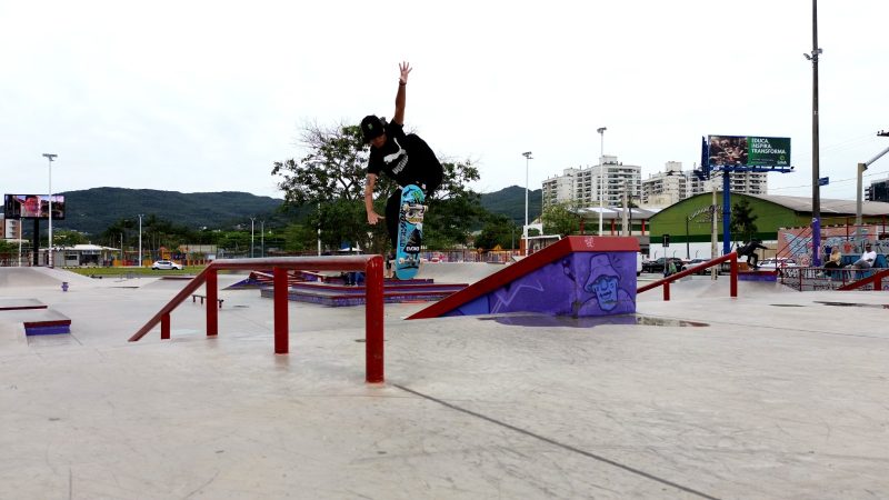Isadora Pacheco é uma das principais representantes do skate brasileiro se divertindo na pista do bairro Trindade - Foto: Reprodução/NDTV RecordTV