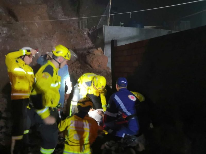 O homem precisou ser resgatada após ficar soterrado.