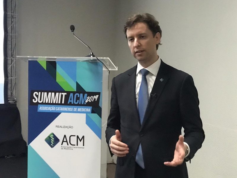 O Summit Saúde 2023 vai contar com gestores e CEO’s da saúde, médicos, lideranças de empresas e startups, empreendedores, investidores, profissionais da saúde e da tecnologia.