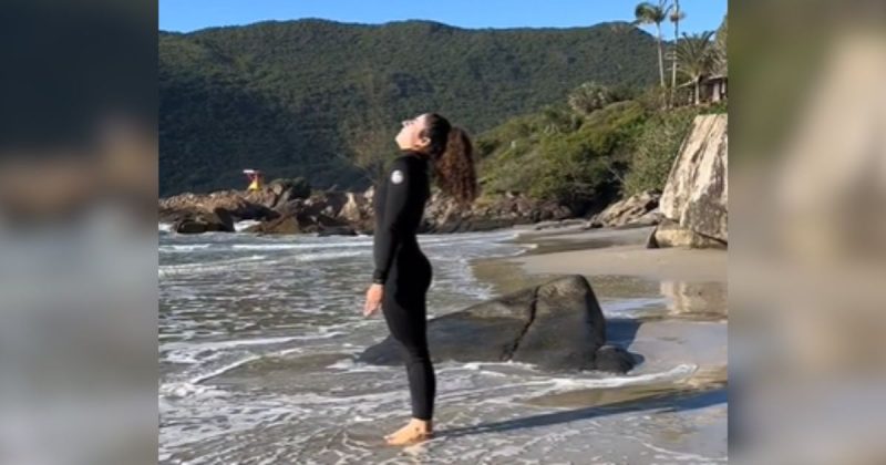 Imagem mostra surfista mostrando o quanto as águas de Florianópolis podem ser frias no inverno