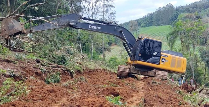 Prefeitura de Tai&oacute; realiza uma travessia de urg&ecirc;ncia para conseguir acesso a pessoas ilhadas e levar mantimentos – Foto: Rede Web TV/Reprodu&ccedil;&atilde;o/ND