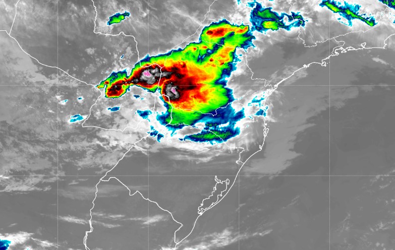 Imagem de satélite, com mapa, mostra a atuação de uma área de baixa pressão que influenciava no aumento de nebulosidade entre parte Oeste e Norte de Santa Catarina
