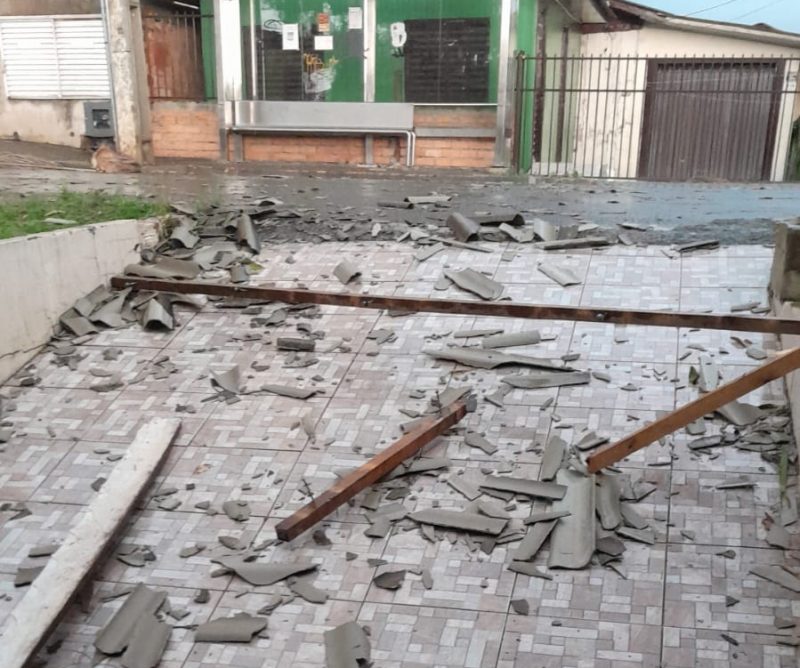 Durante o final da tarde de ter&ccedil;a-feira (3), o temporal deixou 16 casas destelhadas no bairro Santo Ant&ocirc;nio, em Chapec&oacute;. – Foto: Defesa Civil/Reprodu&ccedil;&atilde;o/ND