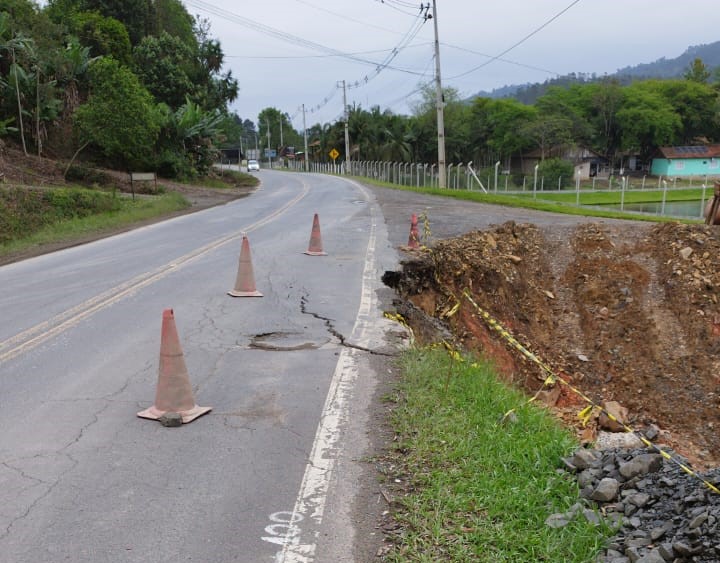Deslizamento de encosta seguido de erosão na pista na rodovia SC-114 - Foto: PMRv/Divulgação/ND