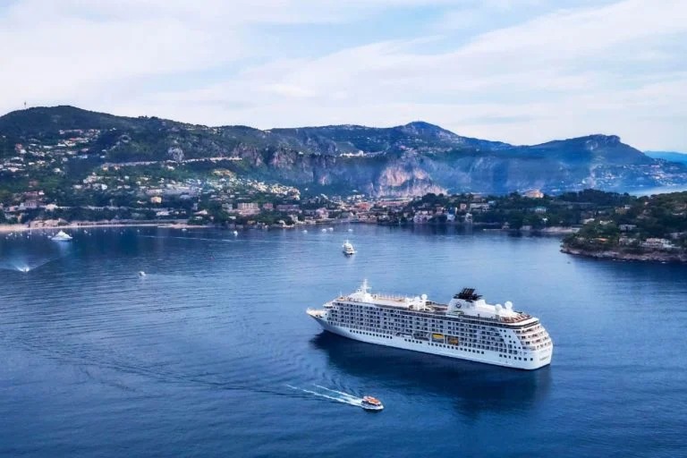 Foto aérea do navio residencial The World, que estará na temporada de cruzeiros de 2023/2024 para o Litoral Norte catarinense