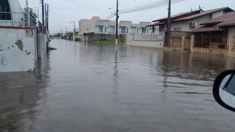 IMAGENS: Grande volume de chuva deixa ruas e bairros alagados em Tijucas