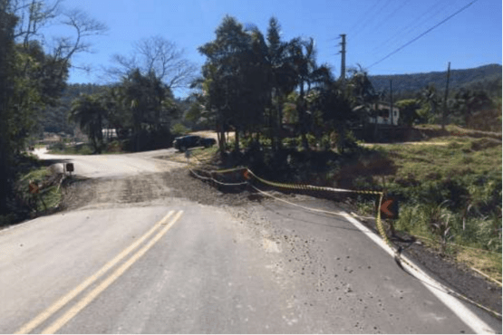 Condutor do ve&iacute;culo caiu dentro do rio com o ve&iacute;culo. – Foto: Divulga&ccedil;&atilde;o/TJSC/ND