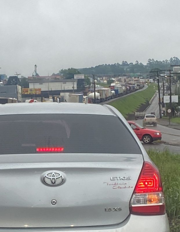 Fila de carros se formou no local – Foto: Reprodu&ccedil;&atilde;o/Internet