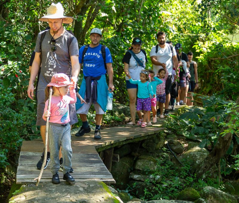 Trilhas de Criança acontece desde 2018 em Florianópolis, oportunizando famílias a terem mais contato com a natureza