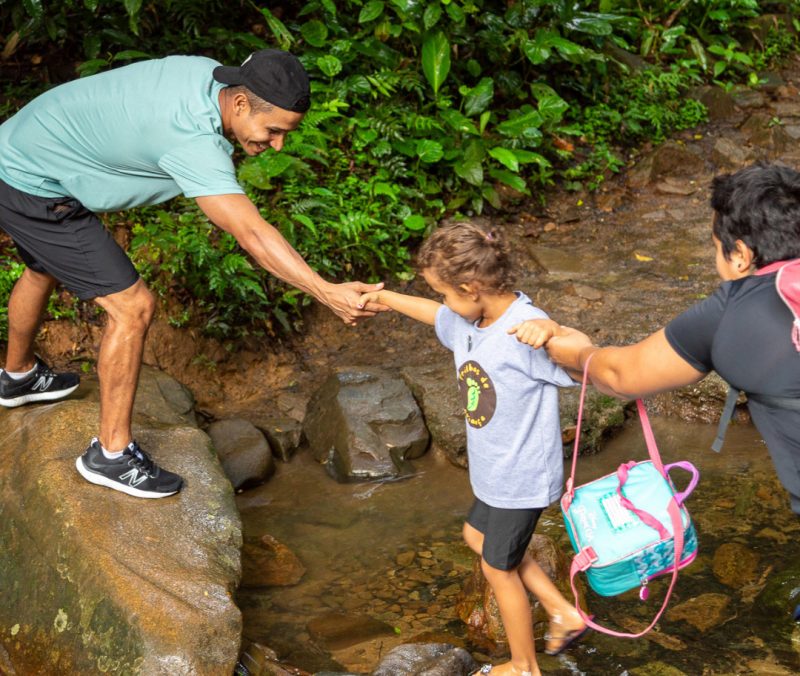 No Trilhas de Criança, pais e filhos superam juntos desafios em meio a mata