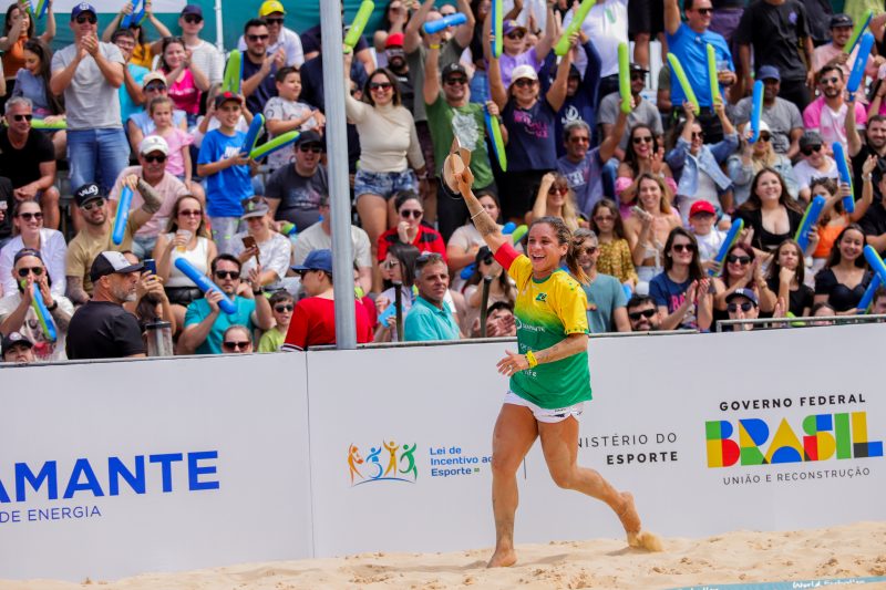 Ray foi eleita a melhor jogadora do campeonato &#8211; Foto: Carlos Ricky/World FootVolley.