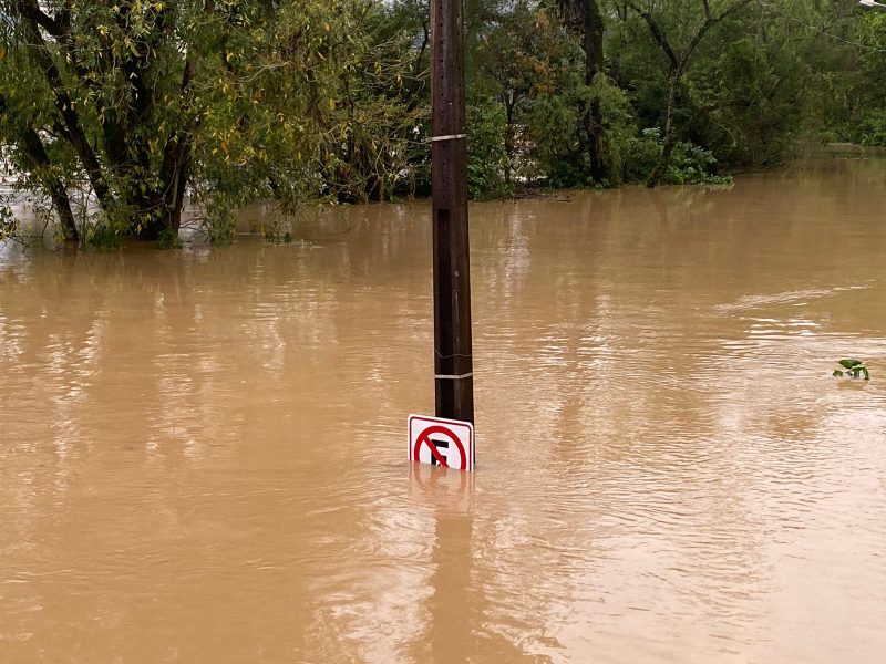 Nível dos rios é preocupante em Santa Catarina e causou enchente em rua Horácio Antônio Braun, na região do Centro Histórico de Blumenau, nesta quinta (5)