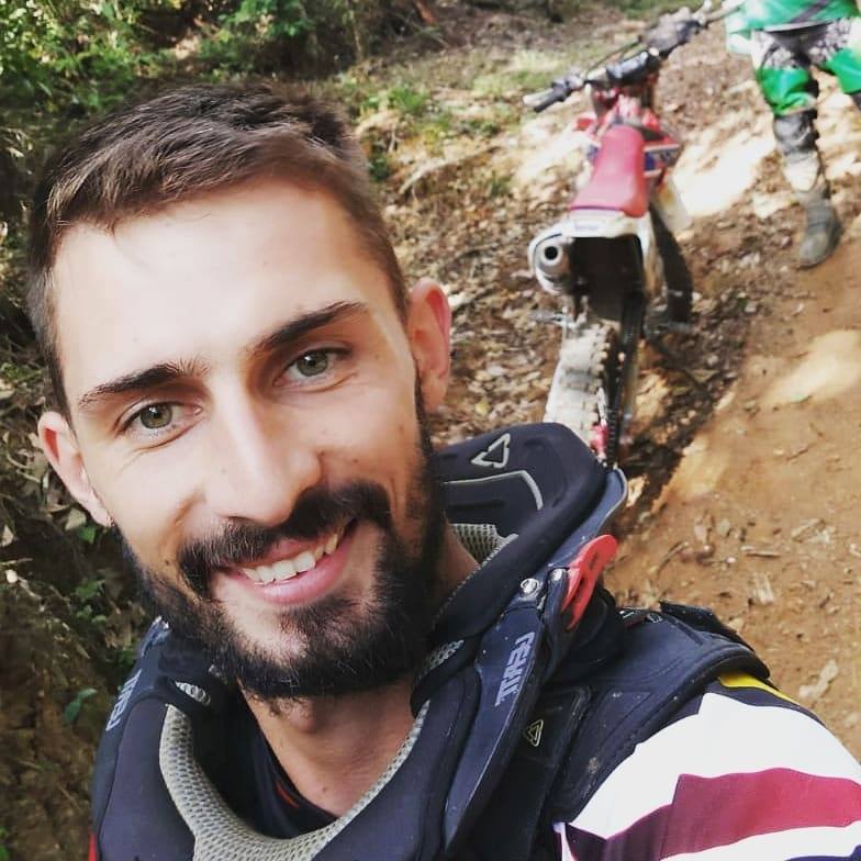 Jovem morre ao cair de motocicleta em trilha no Norte Catarinense