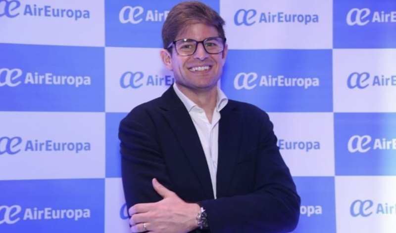 Na foto, Gonzalo está sorrindo e de braços cruzados 