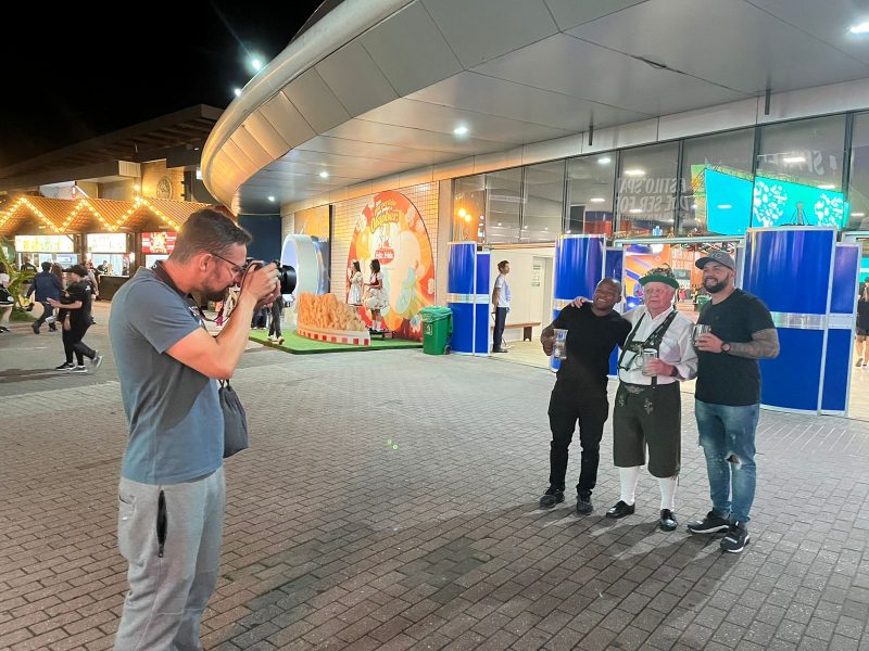 Leonardo &Aacute;lvaro Schmitt, de 77 anos, &eacute; apaixonado pela Oktoberfest Blumenau e n&atilde;o perde um dia de festa – Foto: Aysla Pereira/ND