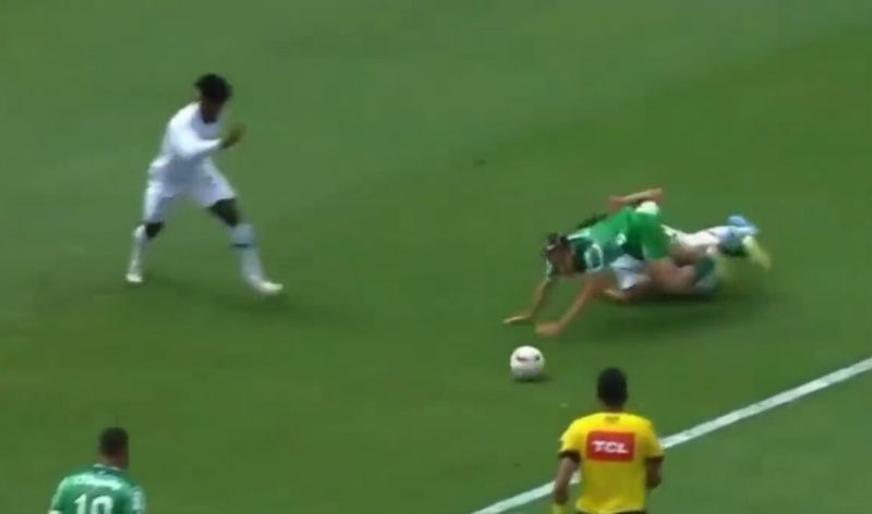 Em partida do Brasileirão, jogador do Coxa se joga para receber pênalti duvidoso