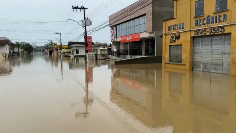 Ainda com ruas alagadas, Rio do Oeste assina decreto de calamidade pública 