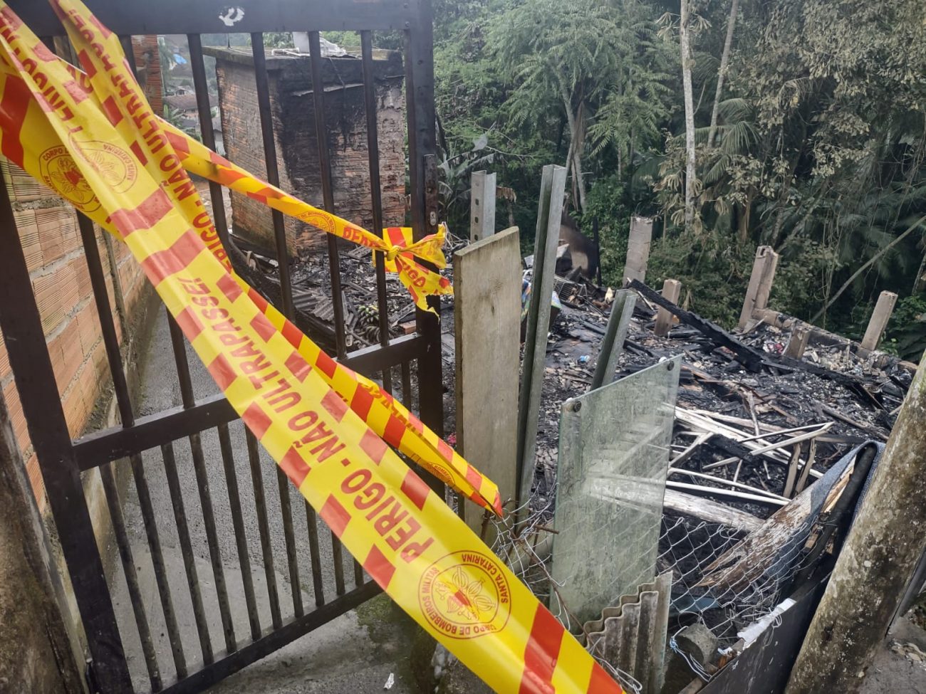 Tiros Amea A E Destrui O Casa Pega Fogo Em Bairro De Blumenau V Deo