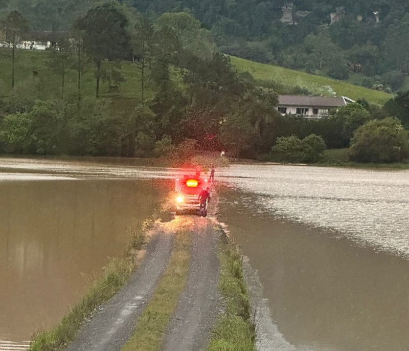 Moradores disseram aos bombeiros que ciclista estava em uma estrada dentro de uma propriedade quando caiu na &aacute;gua e morreu nesta quarta-feira (4) – Foto: Corpo de Bombeiros Militar/Divulga&ccedil;&atilde;o/ND