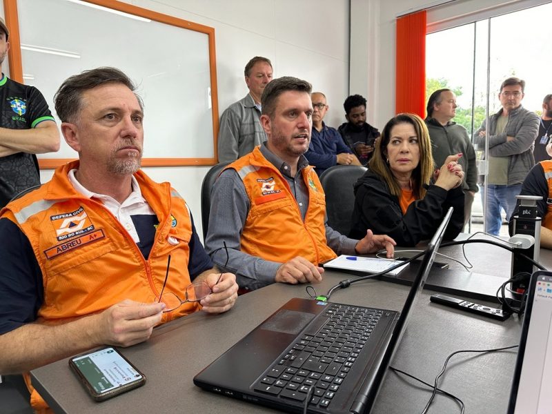 Prefeito esteve reunido com membros da Defesa Civil neste s&aacute;bado (7); cidade j&aacute; vive uma enchente – Foto: Prefeitura de Rio do Sul/Divulga&ccedil;&atilde;o/ND