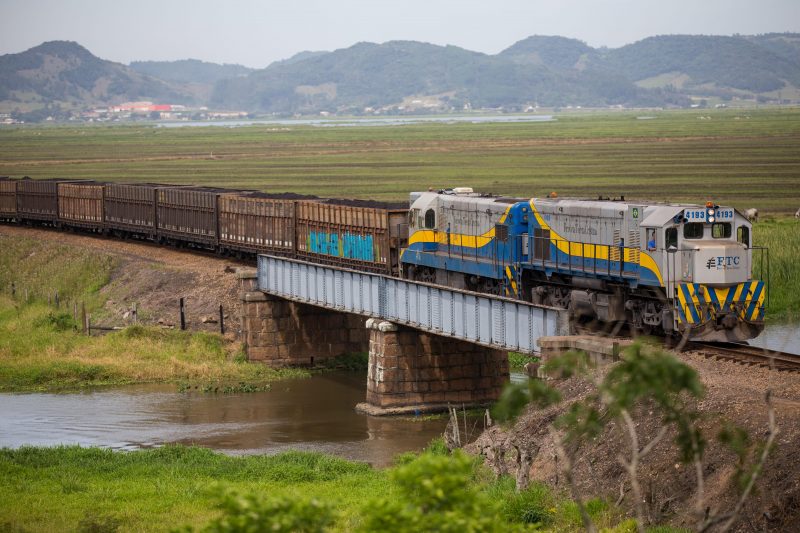 Trem de carga em ferrovia de Santa Catarina 