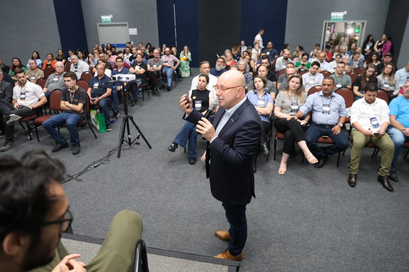 Imagem mostra Marcello Petrelli, do Grupo ND, falando sobre a importância da comunicação no processo de vendas