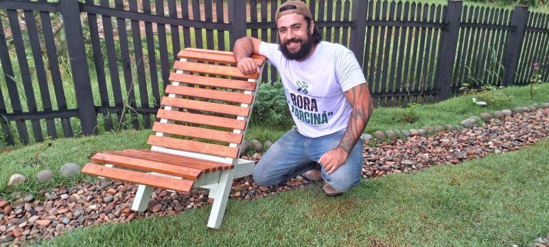 Rodrigo Resende Neves constr&oacute;i m&oacute;veis e enfeites de madeira usando palette e muita criatividade – Foto: Divulga&ccedil;&atilde;o/Reprodu&ccedil;&atilde;o/ND