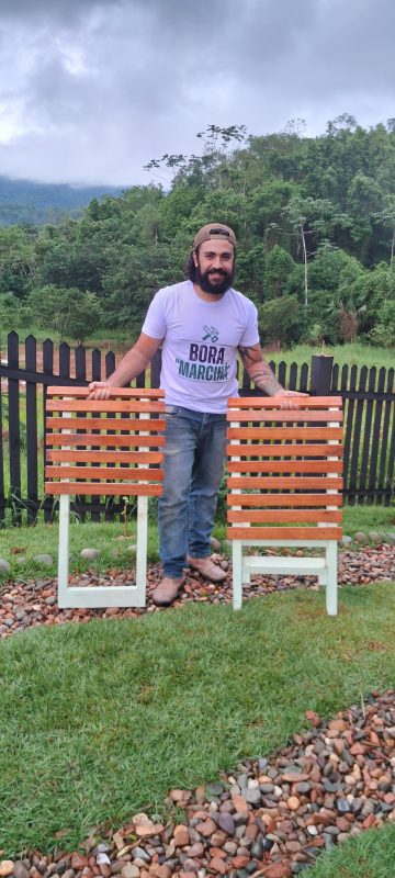 Com restos de madeira, morador de Rodeio cria móveis rusticos e viraliza nas redes sociais 