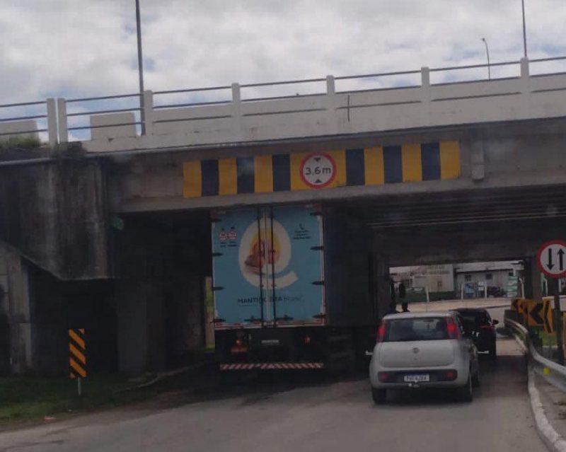 Caminhão entalado em viaduto