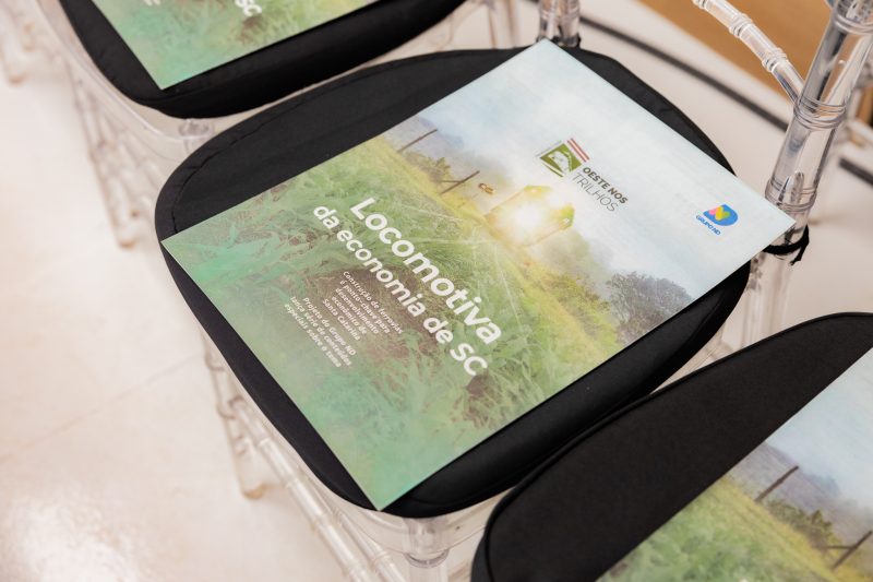 Autoridades receberam um caderno especial do jornal ND, contendo reportagens sobre o tema – Foto: Michel Kuntze/ND