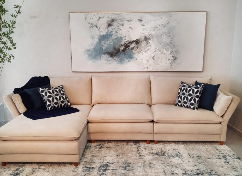 Sof&aacute; com chaise, tom claro contrastado com elementos em preto no d&eacute;cor – Foto: Morada M&oacute;veis/Divulga&ccedil;&atilde;o