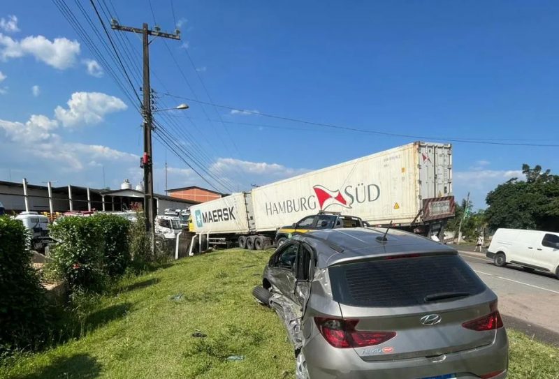 Carreta e carro se envolvem em grave acidente na BR-470 no Alto Vale &#8211; Foto: Divulgação/Reprodução/ND