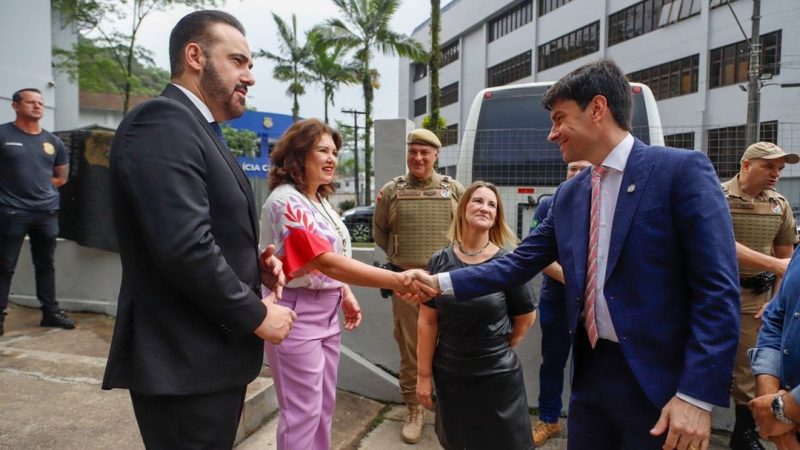 Joinville Regional Delegate Raffaello Ross, Vice-Governor Marilisa Böhm and General Delegate Ulisses Gabriel at the opening of the Lilas Hall in Joinville – Photo: Civil Police