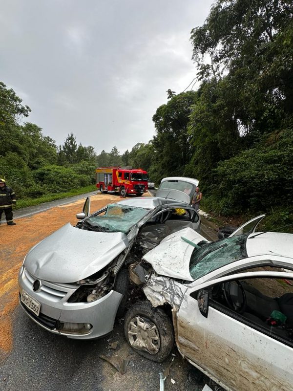 colisão frontal deixou mulher morta na BR-282 em Águas Mornas