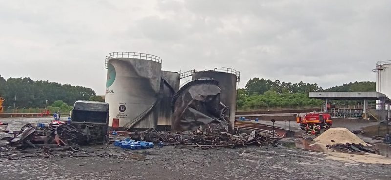 Quatro tanques de combustíveis queimavam desde segunda-feira (13) — Foto: Corpo de Bombeiros/ND