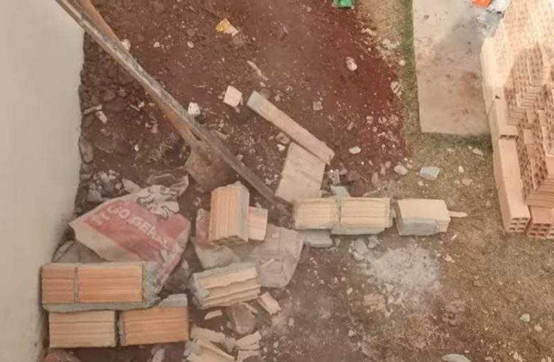 Ajudante de pedreiro derrubou muro de tijolos que não estava fixado 